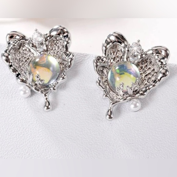“Victorian Dripping Heart” Moonstone Tiny Pearl Silver Liquid Metal Droplet Stud - Picture 4 of 6